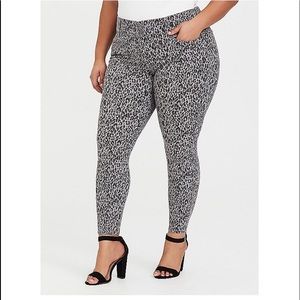 Torrid regular skinny jeggings.